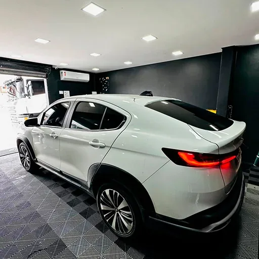 SUV branco com película automotiva aplicada