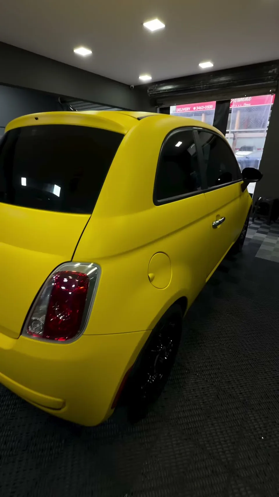 Fiat 500 amarelo no estúdio da Black Films, com película aplicada