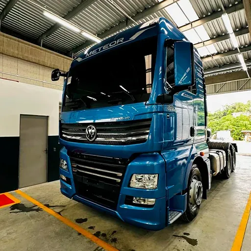 Caminhão Scania branco de frota com película aplicada
