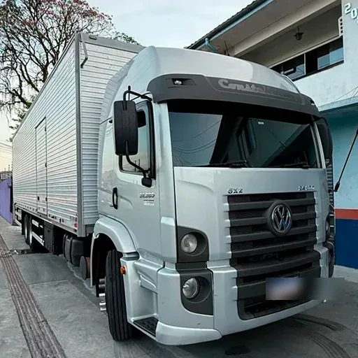 Caminhão VW branco de frota com película aplicada, placa borrada
