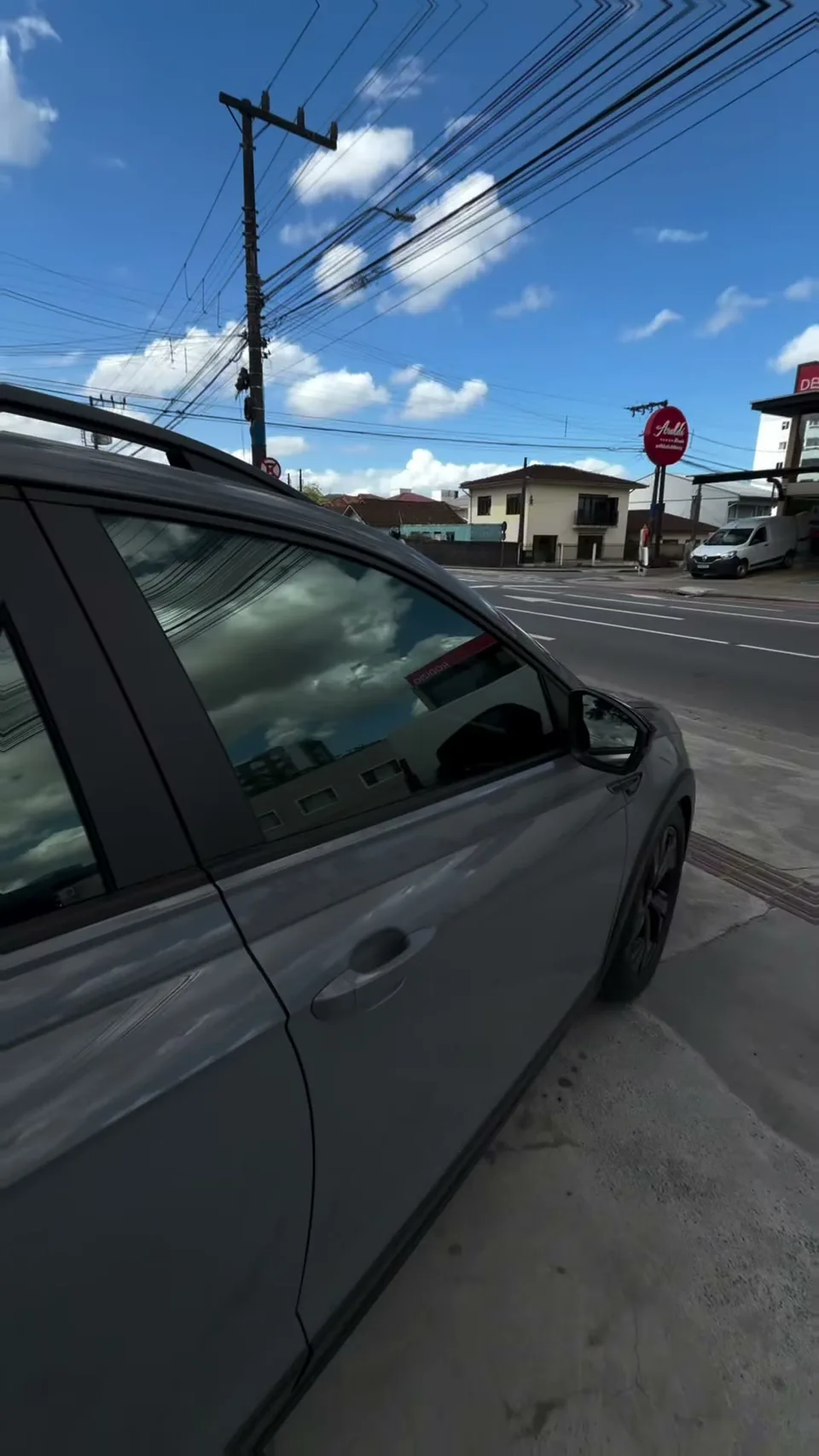 Carro prata na rua, vidro lateral com película
