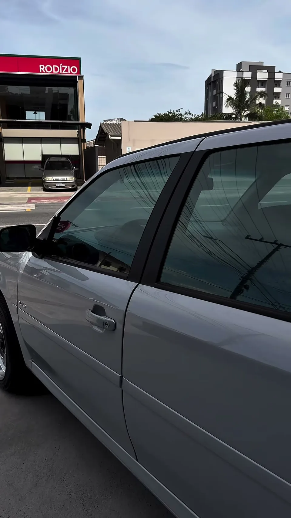 Volkswagen Santana prata na rua