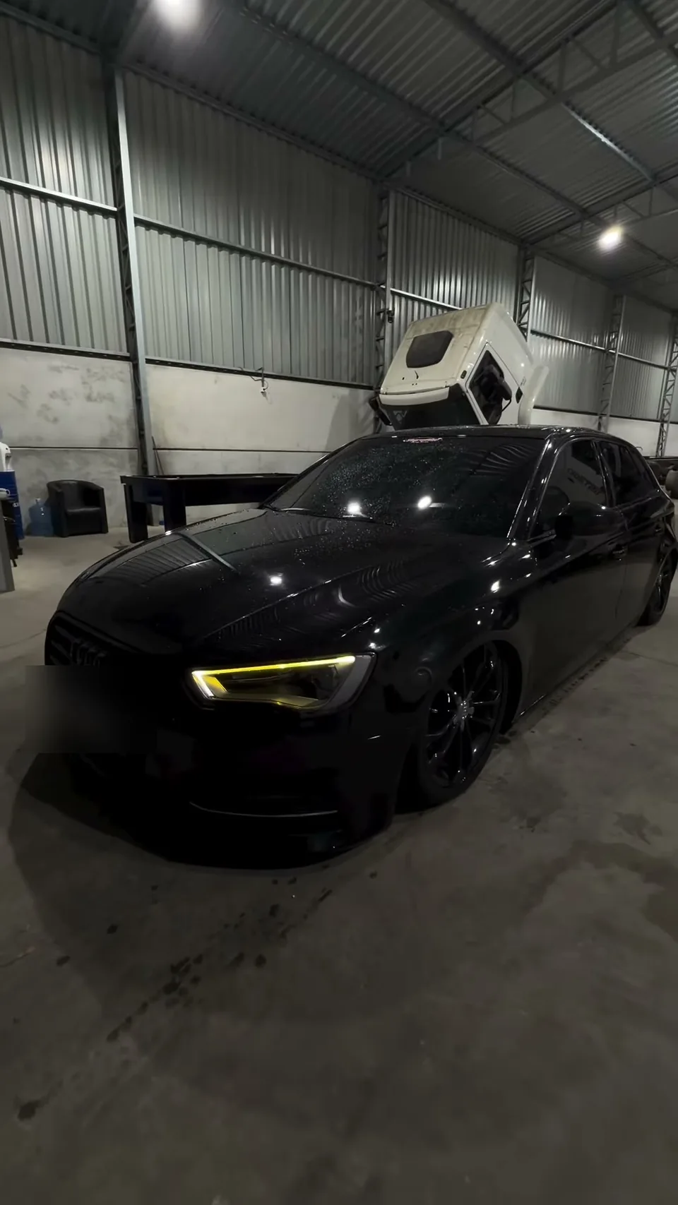 Audi preto rebaixado no galpão da Black Films