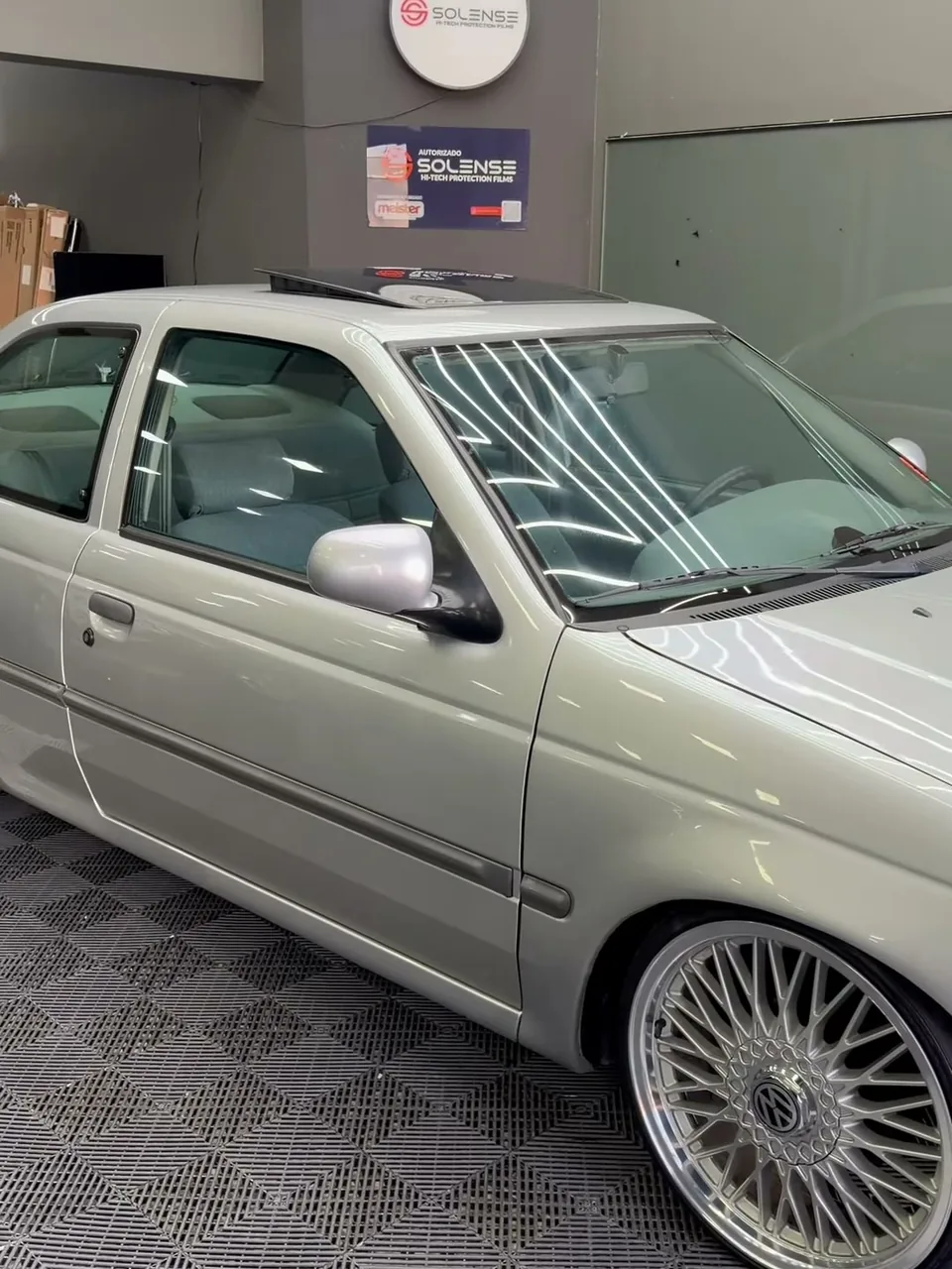 Volkswagen Santana prata dentro do estúdio da Black Films