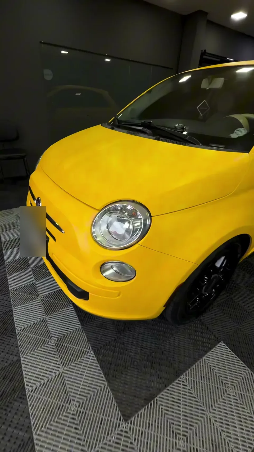Fiat 500 amarelo no estúdio da Black Films