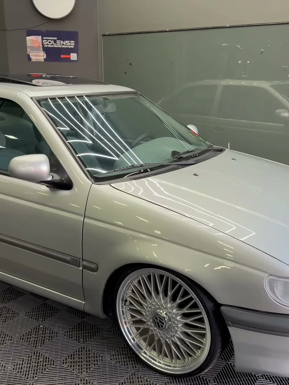 Volkswagen Santana prata no estúdio da Black Films